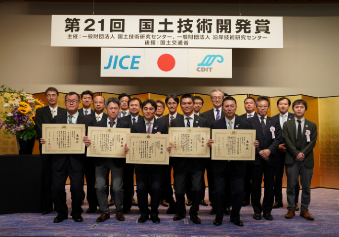 線路設備モニタリング装置は、営業列車の床下に搭載されているため、 高頻度にデータを取得することが可能です。私たちは、線路設備モニタリング装置のデータ処理や車上装置の保守管理、 導入支援や活用支援、データ分析やコンサルティングを行っています。